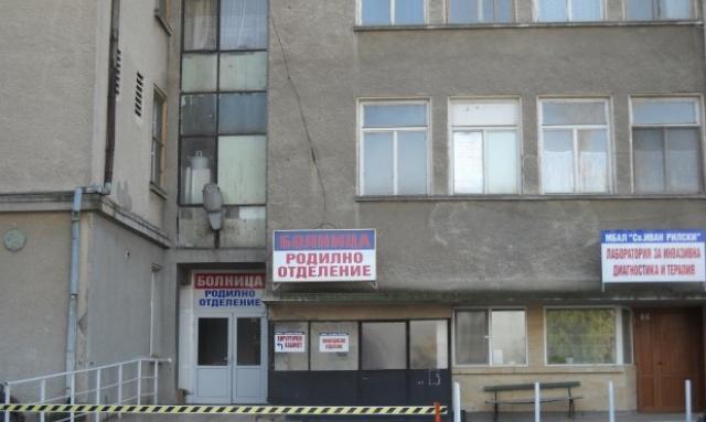 Лекари си светят с фенер, за да оперират